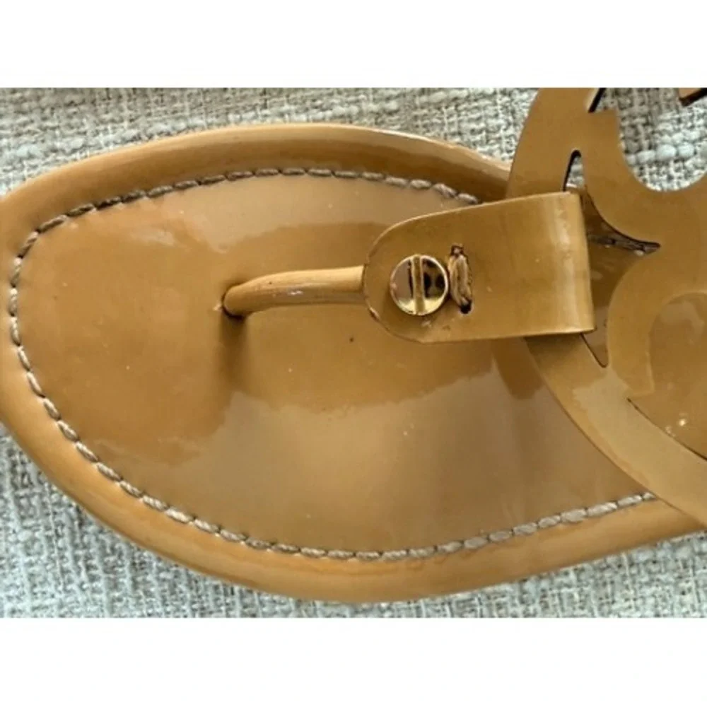 Tory Burch Miller Patent Leather Thong Sandals Tan Gold Logo Womens 10